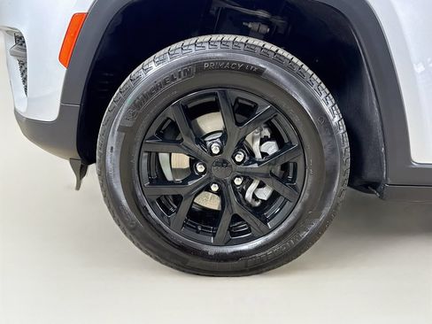 Certified 2024 Jeep Grand Cherokee Altitude AWD/4WD image 27