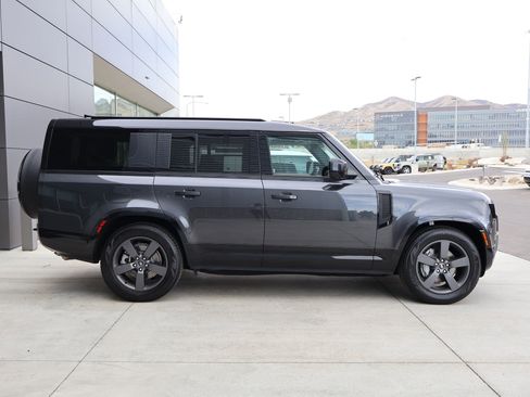 Used 2025 Land Rover Defender 130 X-Dynamic SE image 5