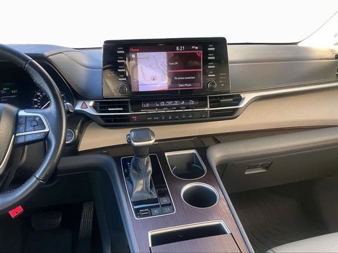 Used 2021 Toyota Sienna XLE image 7