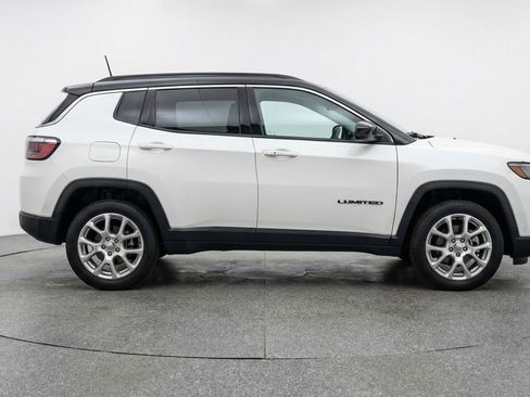 Used 2025 Jeep Compass Limited image 11