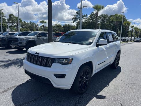 Used 2018 Jeep Grand Cherokee Altitude RWD image 5