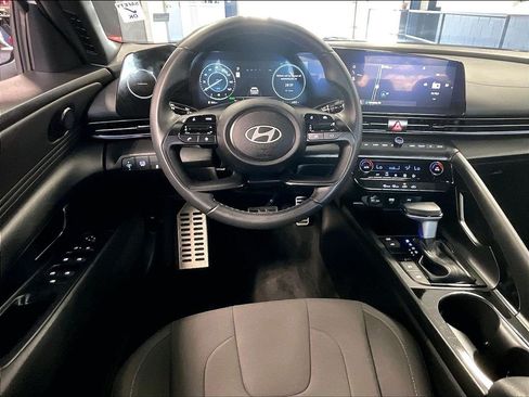 Certified 2025 Hyundai Elantra SEL FWD image 17