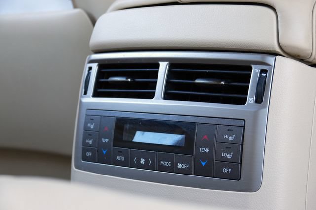 Used 2013 Lexus LX 570 4WD w/ Luxury Pkg w/Pre-crash image 31
