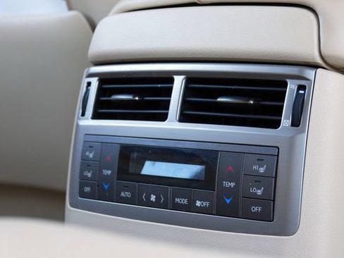 Used 2013 Lexus LX 570 4WD w/ Luxury Pkg w/Pre-crash image 31