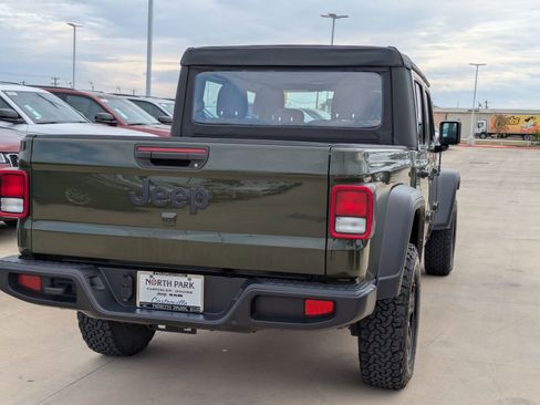 Used 2023 Jeep Gladiator Sport image 3