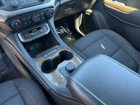 Used 2022 GMC Acadia SLE FWD image 18