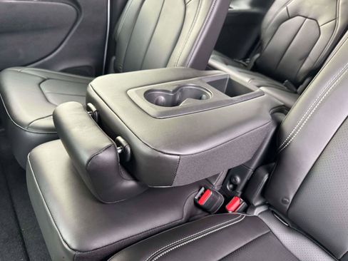 New 2026 Chrysler Pacifica Select image 11