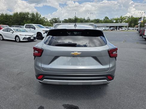 Used 2025 Chevrolet Trax LT FWD image 4