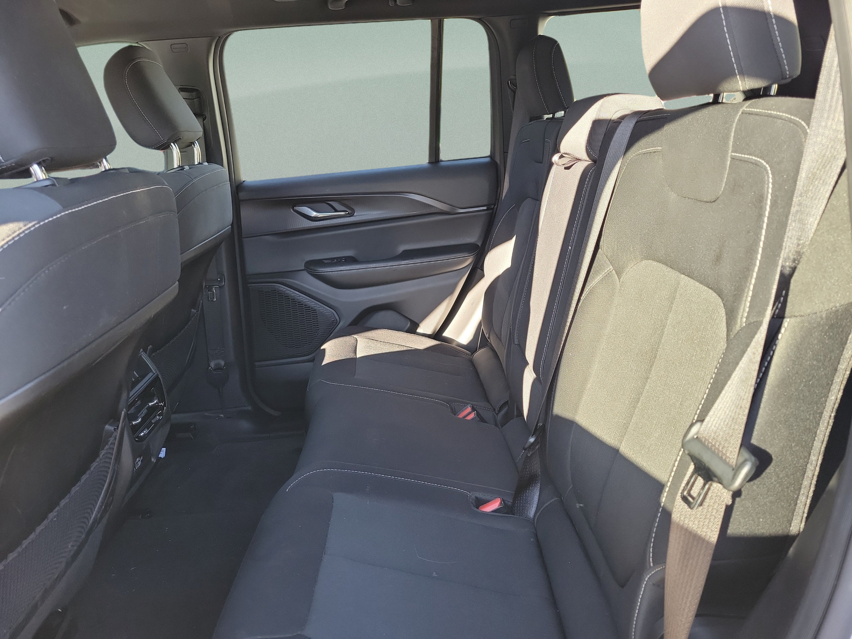 Certified 2025 Jeep Grand Cherokee Laredo RWD image 10