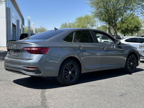 Used 2024 Volkswagen Jetta SE FWD image 4