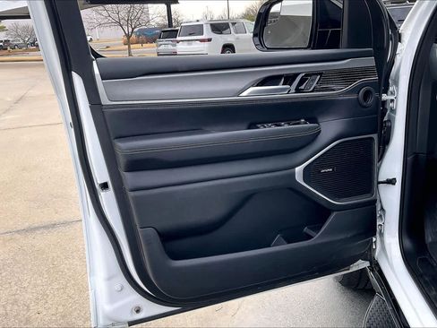 Certified 2025 Jeep Wagoneer 4WD image 20