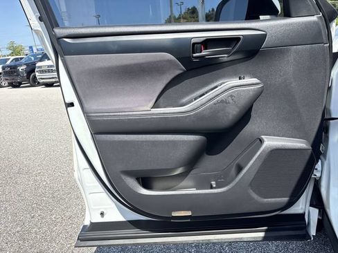 Used 2020 Toyota Highlander L FWD image 34