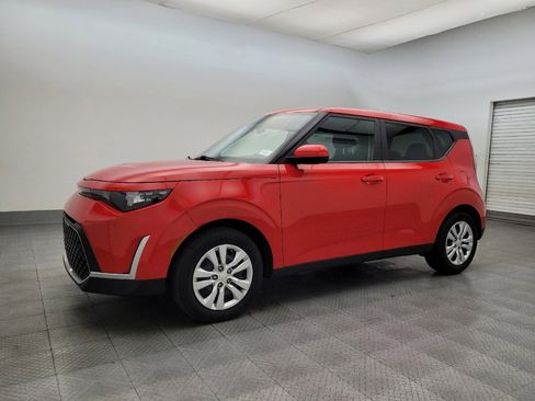 Used 2023 Kia Soul LX image 2