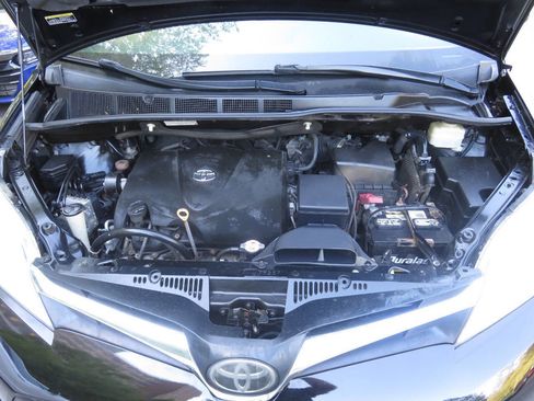 Used 2018 Toyota Sienna LE FWD image 40