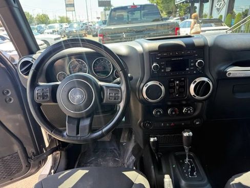 Used 2018 Jeep Wrangler Unlimited Sahara w/ Connectivity Group AWD/4WD image 17