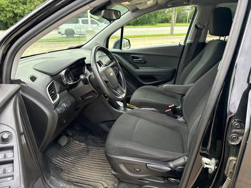 Used 2020 Chevrolet Trax LS w/ Tint and Cruise Package AWD/4WD image 13