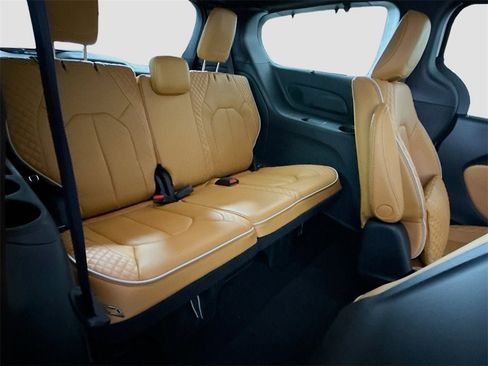 Used 2023 Chrysler Pacifica Pinnacle image 23