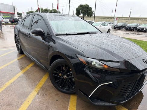 Used 2025 Toyota Camry SE w/ Convenience Package FWD image 2