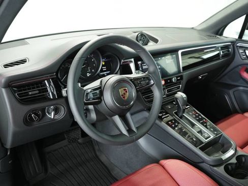 Certified 2025 Porsche Macan AWD/4WD image 4
