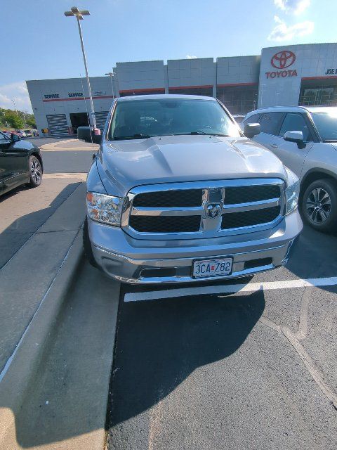 Used 2019 RAM 1500 Classic SLT w/ Luxury Group AWD/4WD image 4