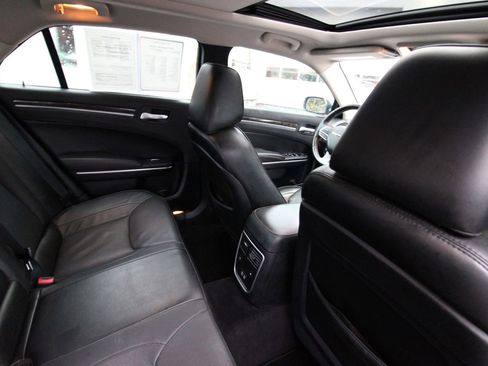 Used 2018 Chrysler 300 Limited image 20