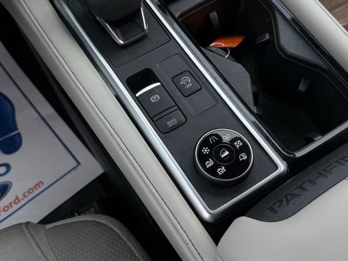 Used 2022 Nissan Pathfinder SV image 29