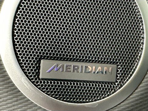 Certified 2024 Land Rover Discovery Dynamic SE image 24