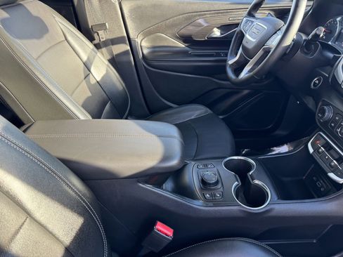 Used 2024 GMC Terrain SLT image 8