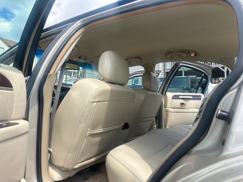 Used 2006 Lincoln Town Car Signature RWD image 31