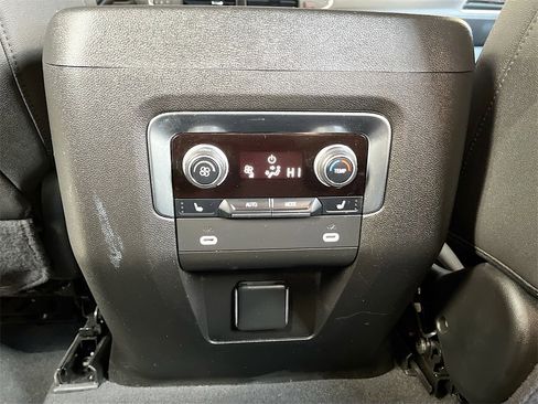 Used 2024 Chevrolet Suburban Z71 w/ Luxury Package image 28