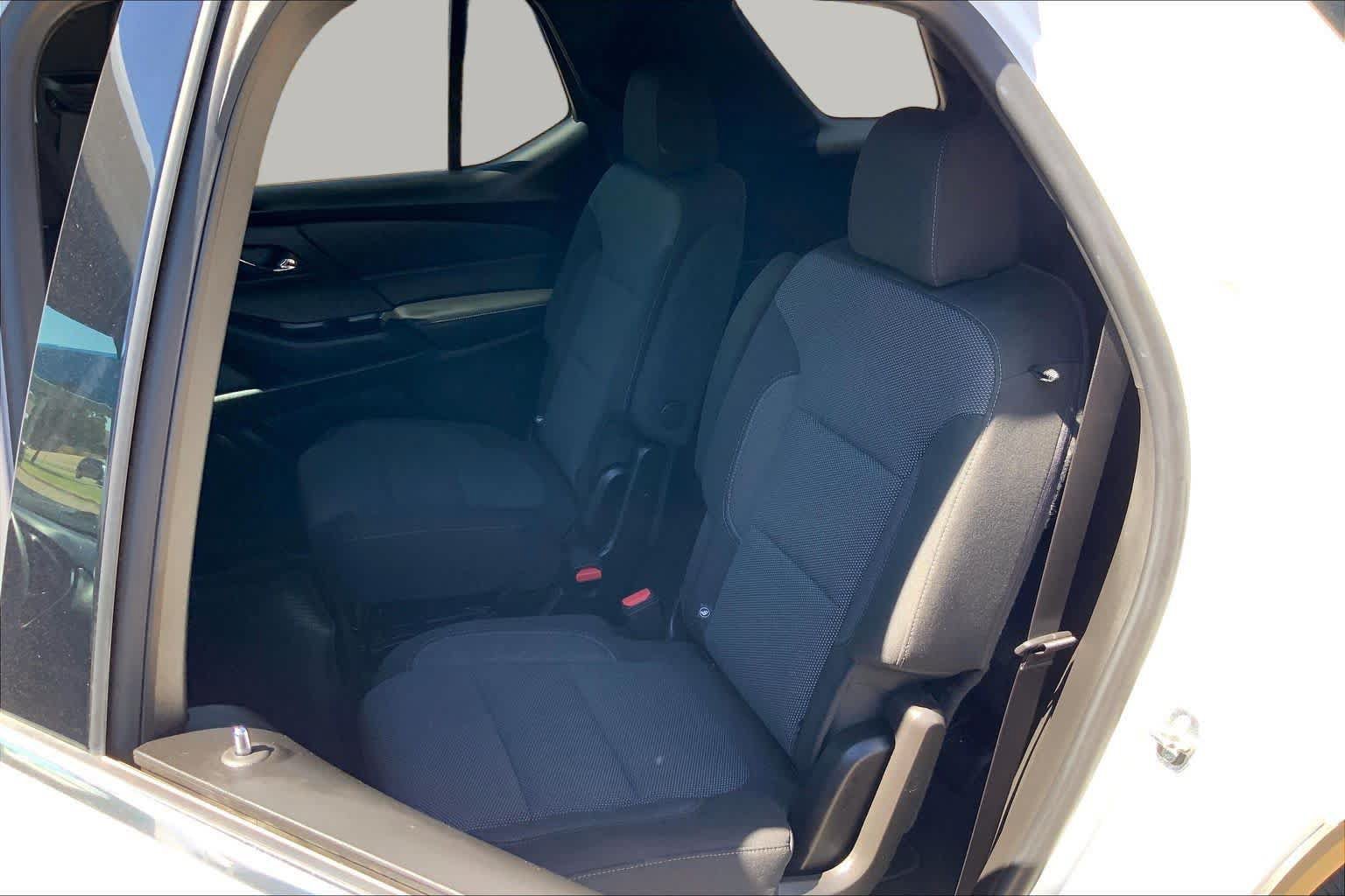 Used 2022 Chevrolet Traverse LT FWD image 21
