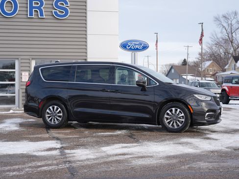 Used 2023 Chrysler Pacifica Touring-L image 2