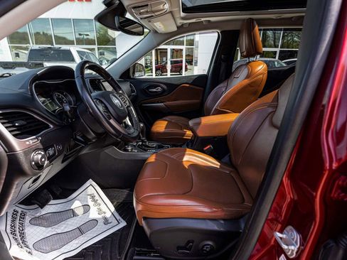 Used 2019 Jeep Cherokee Overland w/ Technology Group AWD/4WD image 26