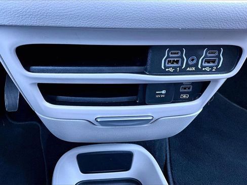 Used 2022 Chrysler Pacifica Touring-L image 33