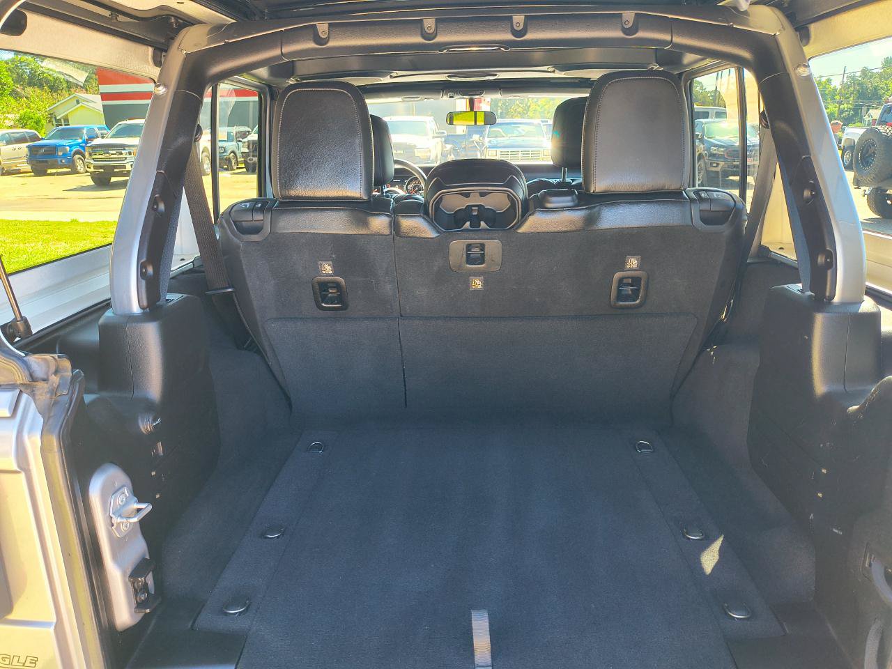 Used 2018 Jeep Wrangler Unlimited Sahara AWD/4WD image 11