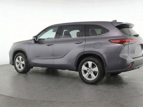 Used 2025 Toyota Highlander LE FWD image 6