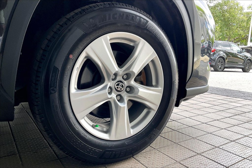 Used 2025 Toyota Highlander LE FWD image 35