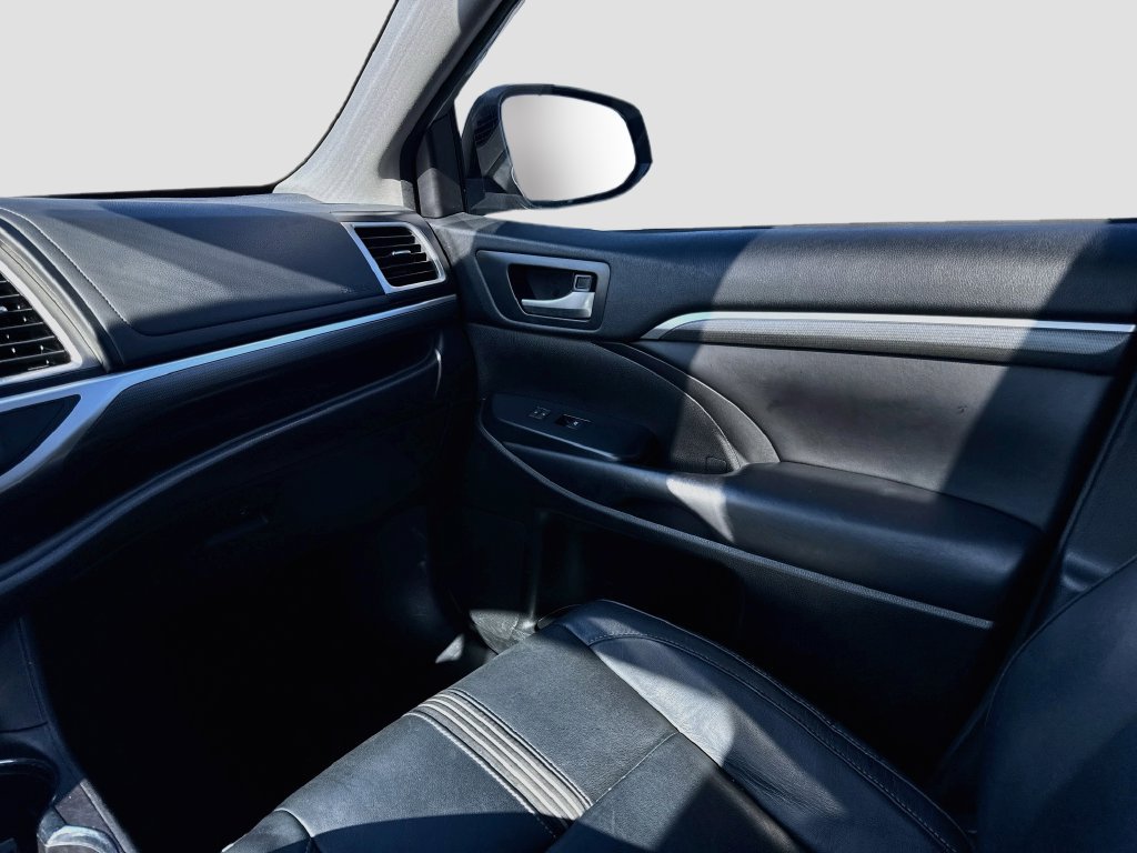 Used 2018 Toyota Highlander SE FWD image 29