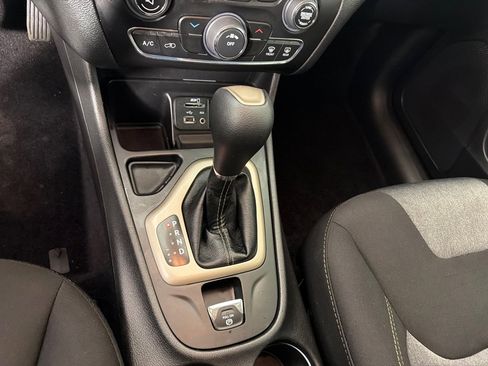 Used 2018 Jeep Cherokee Latitude w/ Cold Weather Group image 18