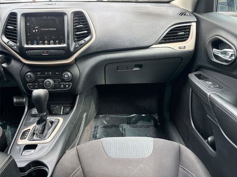 Used 2017 Jeep Cherokee Latitude w/ Cold Weather Group AWD/4WD image 22