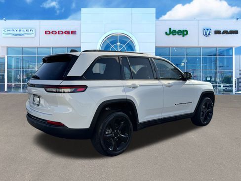 New 2025 Jeep Grand Cherokee Altitude image 11