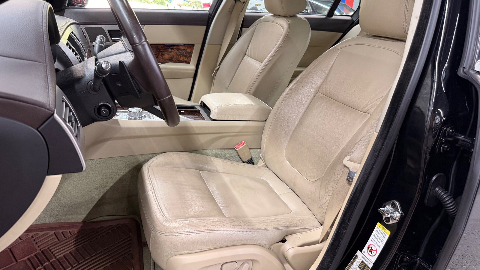 Used 2011 Jaguar XF RWD image 25