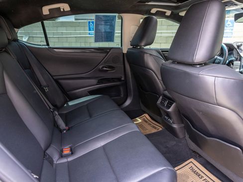 Used 2022 Lexus ES 300h w/ Accessory Package FWD image 28