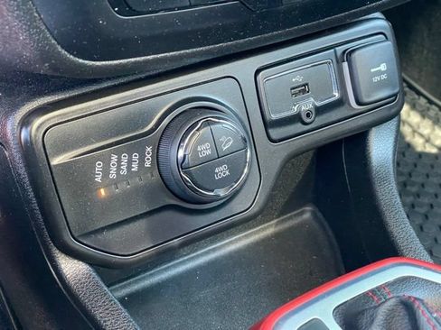 Used 2019 Jeep Renegade Trailhawk w/ Cold Weather Group II AWD/4WD image 25