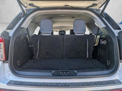 Used 2021 Ford Explorer XLT w/ Equipment Group 202A image 6
