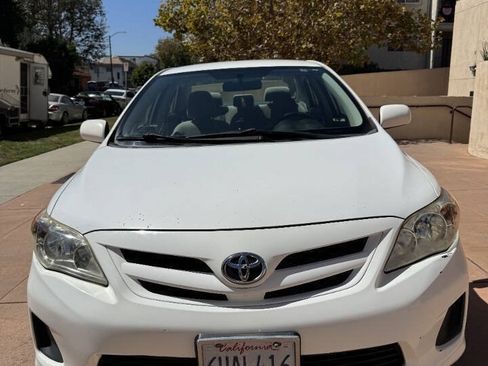Used 2011 Toyota Corolla LE FWD image 2