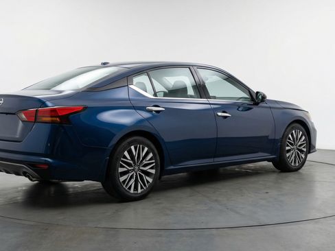 Used 2025 Nissan Altima 2.5 SV image 9
