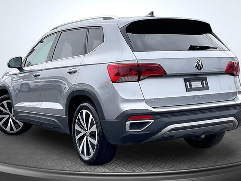 Used 2024 Volkswagen Taos SE FWD image 2