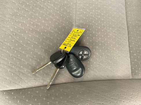 Used 2020 Toyota Sienna LE w/ Carpet Mat Package FWD image 27