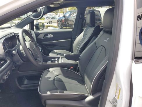New 2026 Chrysler Pacifica Limited FWD image 12